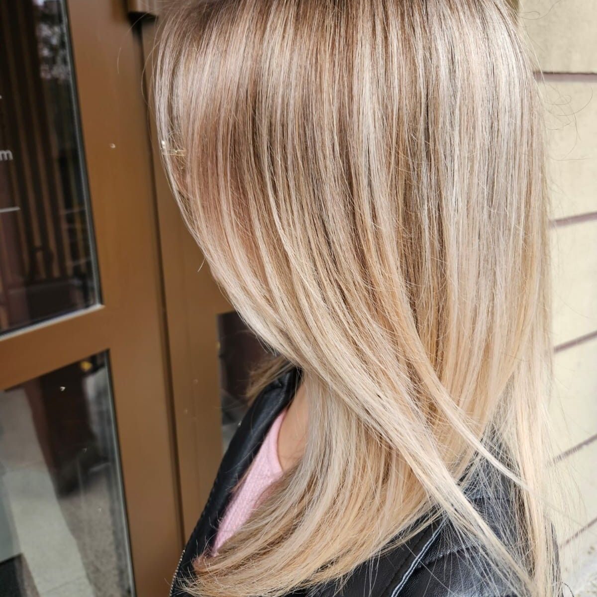 Rozświetlony blond baleyage na długich włosach wykonany w salonie Wiktoria's