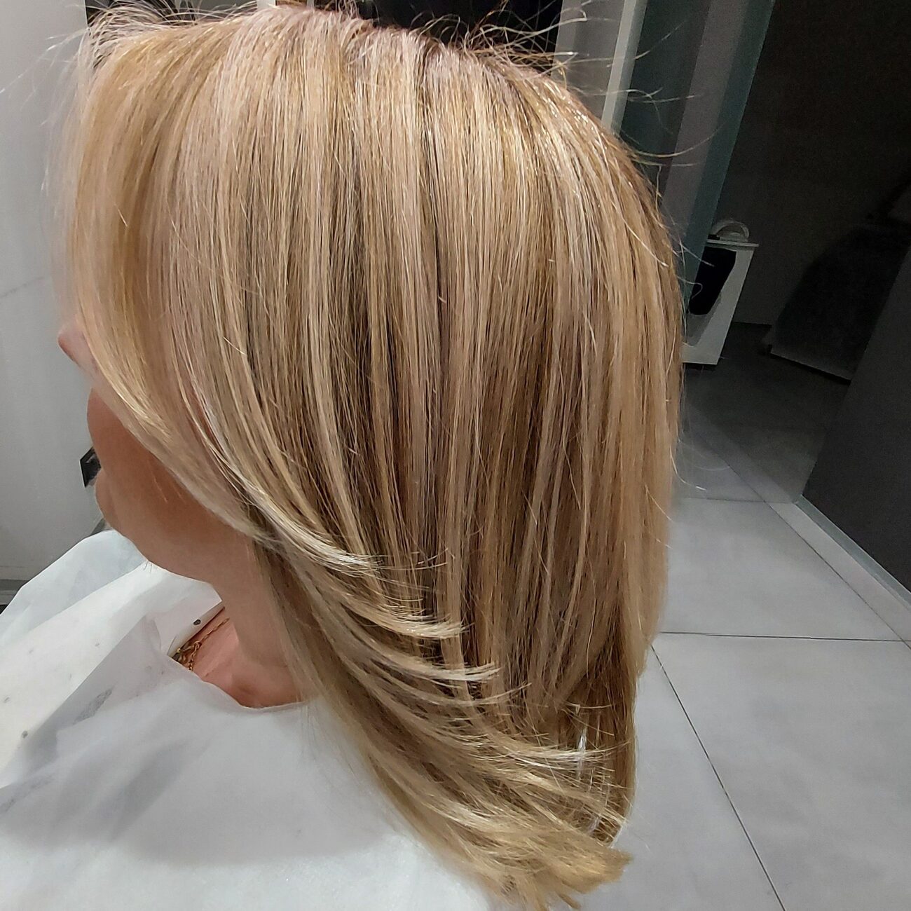 Ciepły blond na fryzurze bob